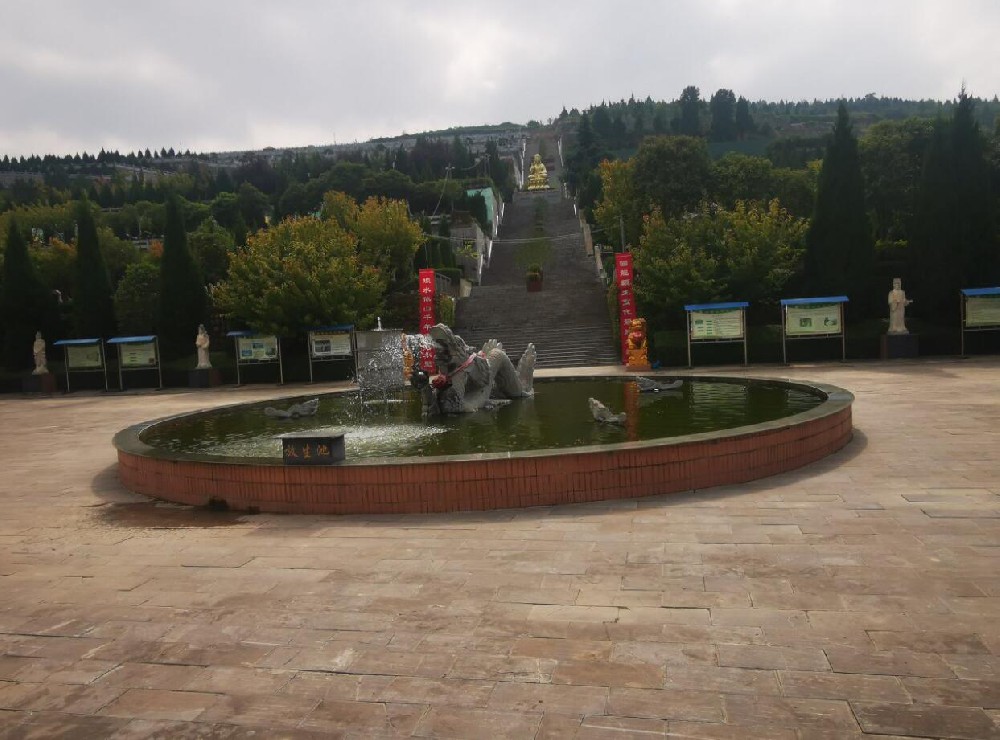 龙寿山墓园环境